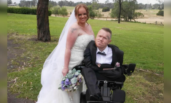 Un homme atteint de dystrophie musculaire épouse son aide-soignante lors d&rsquo;un mariage exceptionnel