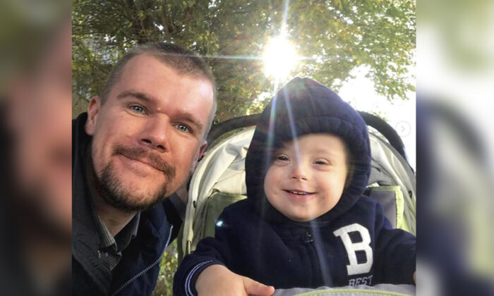 « Fils, j&rsquo;ai besoin de toi ! » Un papa russe élève son fils trisomique après le départ de sa femme
