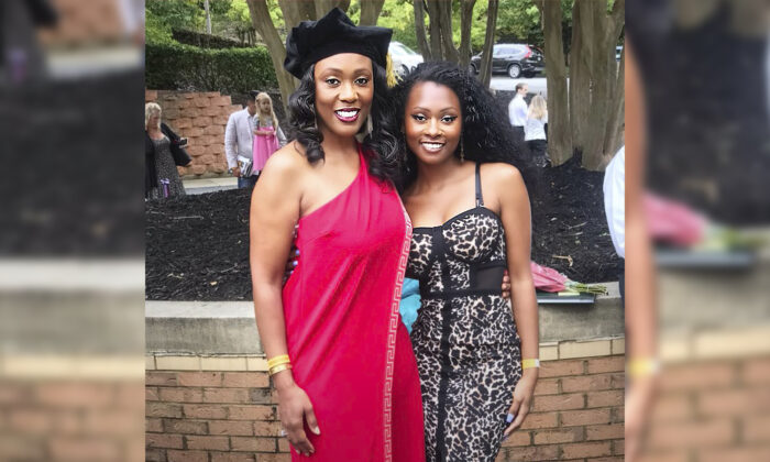 Une fille montre avec fierté sa maman cinquantenaire et célibataire qui a obtenu son diplôme de médecin