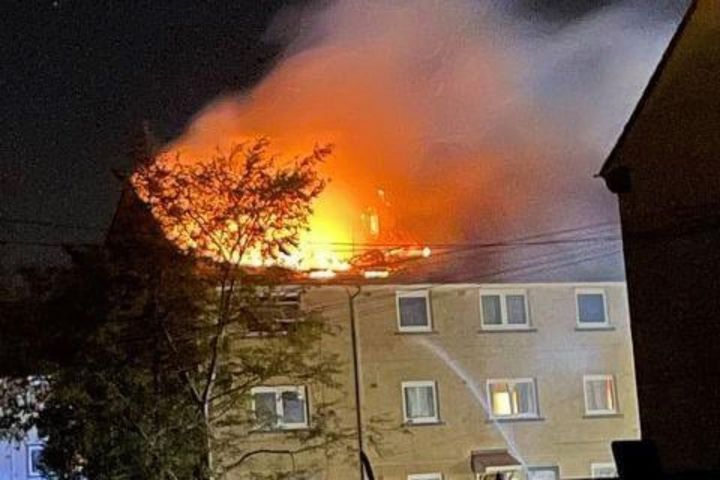 Un père saute d&rsquo;un appartement au dernier étage en feu pour attraper ses enfants lors de l&rsquo;incendie de la maison
