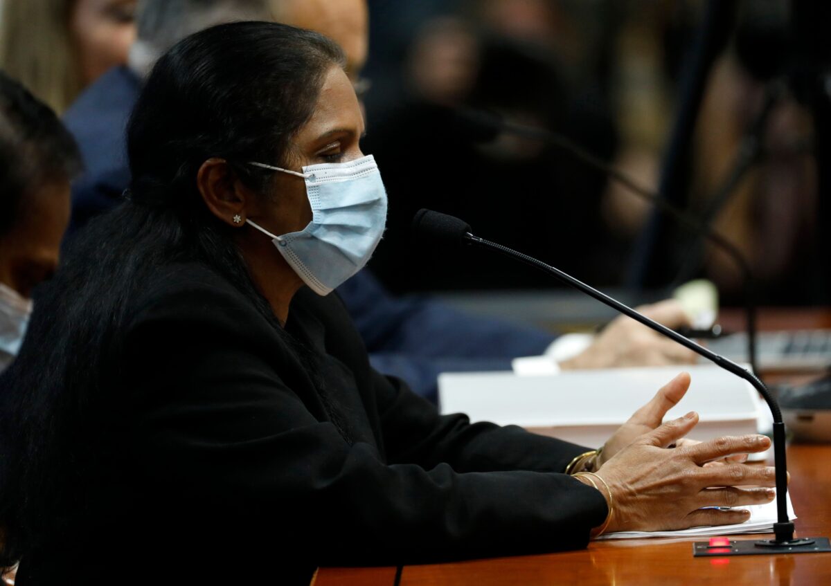 Victime d&rsquo;intimidation et de harcèlement au centre de traitement des votes de Détroit, un témoin au bord des larmes