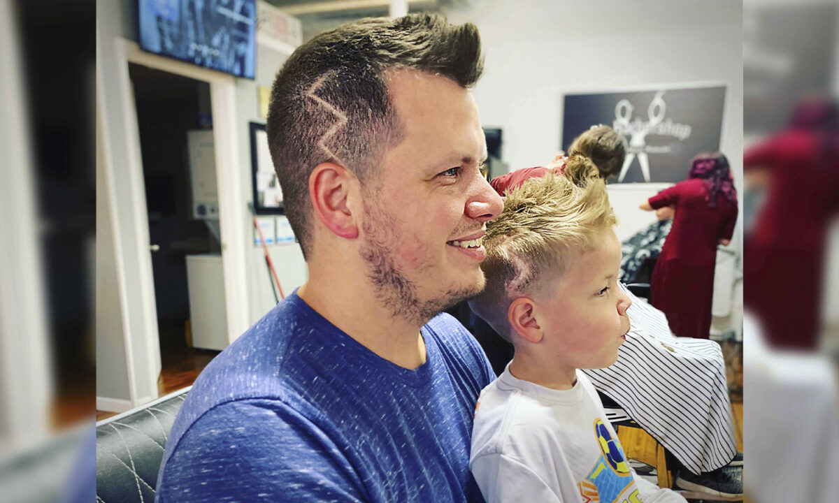 Un enfant de 5 ans a honte des cicatrices à la suite d’une chirurgie du crâne – alors, papa se fait couper les cheveux en un motif « éclair »