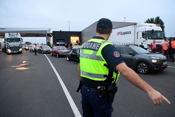 Alpes-de-Haute-Provence: un véhicule convoyant des migrants clandestins force un barrage de douaniers