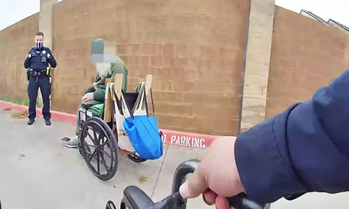 Vidéo : Un policier au Texas utilise son propre argent pour acheter un nouveau fauteuil roulant à un sans-abri en détresse