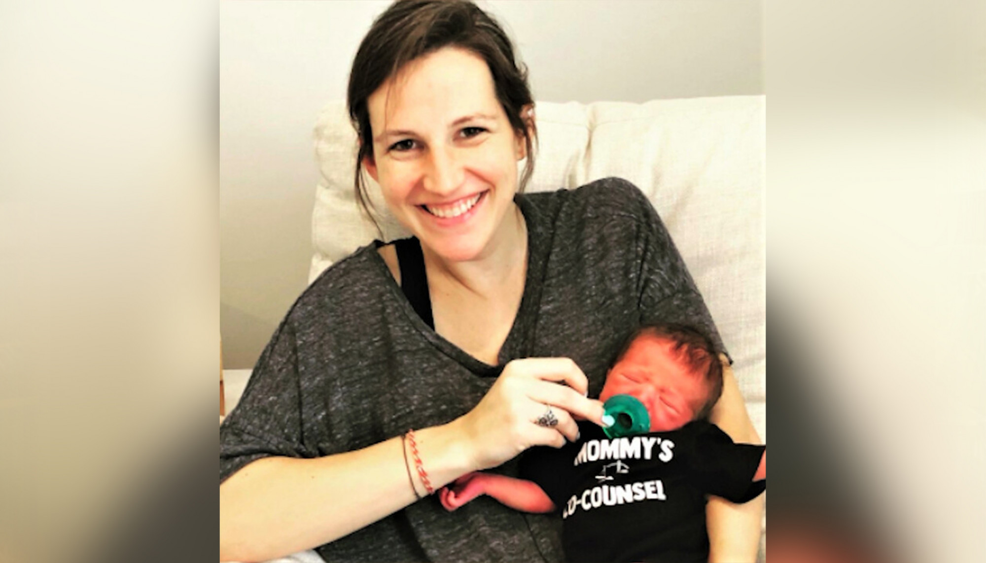 Une femme enceinte passe l’examen du barreau pendant l’accouchement, le termine après l&rsquo;accouchement et réussit l’examen