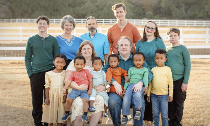 Des parents adoptent 6 frères et sœurs ensemble, doublant ainsi la taille de leur famille en un jour