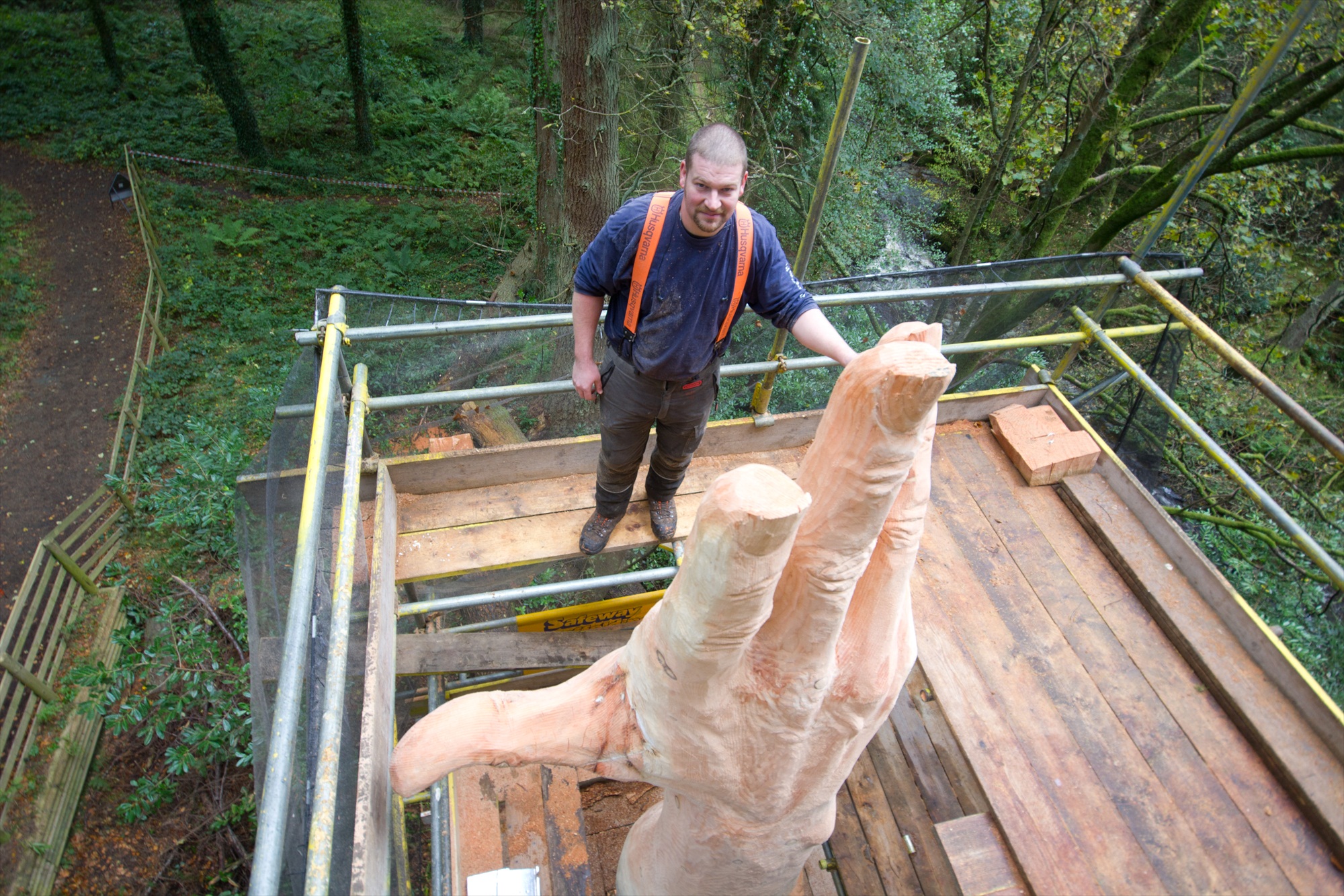 Un homme sculpte une main géante dans le plus grand arbre du pays de Galles, gravement endommagé par une tempête