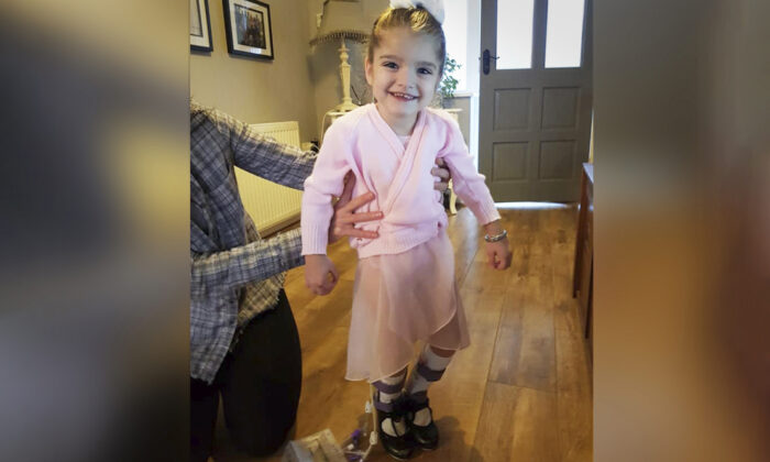 Une fillette de 4 ans confinée dans un fauteuil roulant a besoin de 83.000 euros pour une opération de la colonne vertébrale – jusqu&rsquo;à ce qu&rsquo;un bienfaiteur anonyme fasse un don