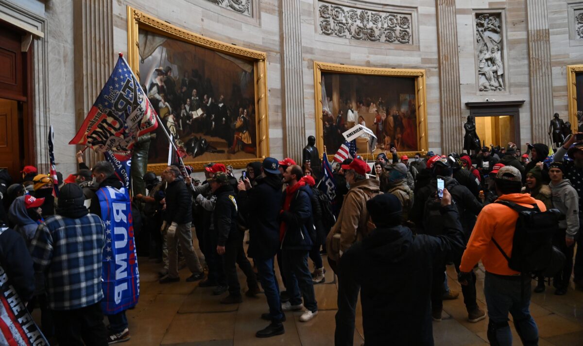 Un militant gauchiste a incité les manifestants à entrer à l&rsquo;intérieur du Capitole et a exhorté la police à quitter leur poste
