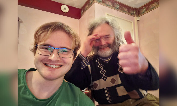 La veille de Noël, un jeune homme de 23 ans retrouve son père sans-abri disparu depuis 16 ans