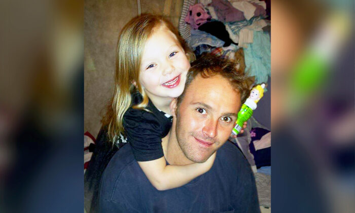 Une enfant de 9 ans au cœur brisé vend des biscuits pour financer les funérailles de son père après un tragique accident de voiture