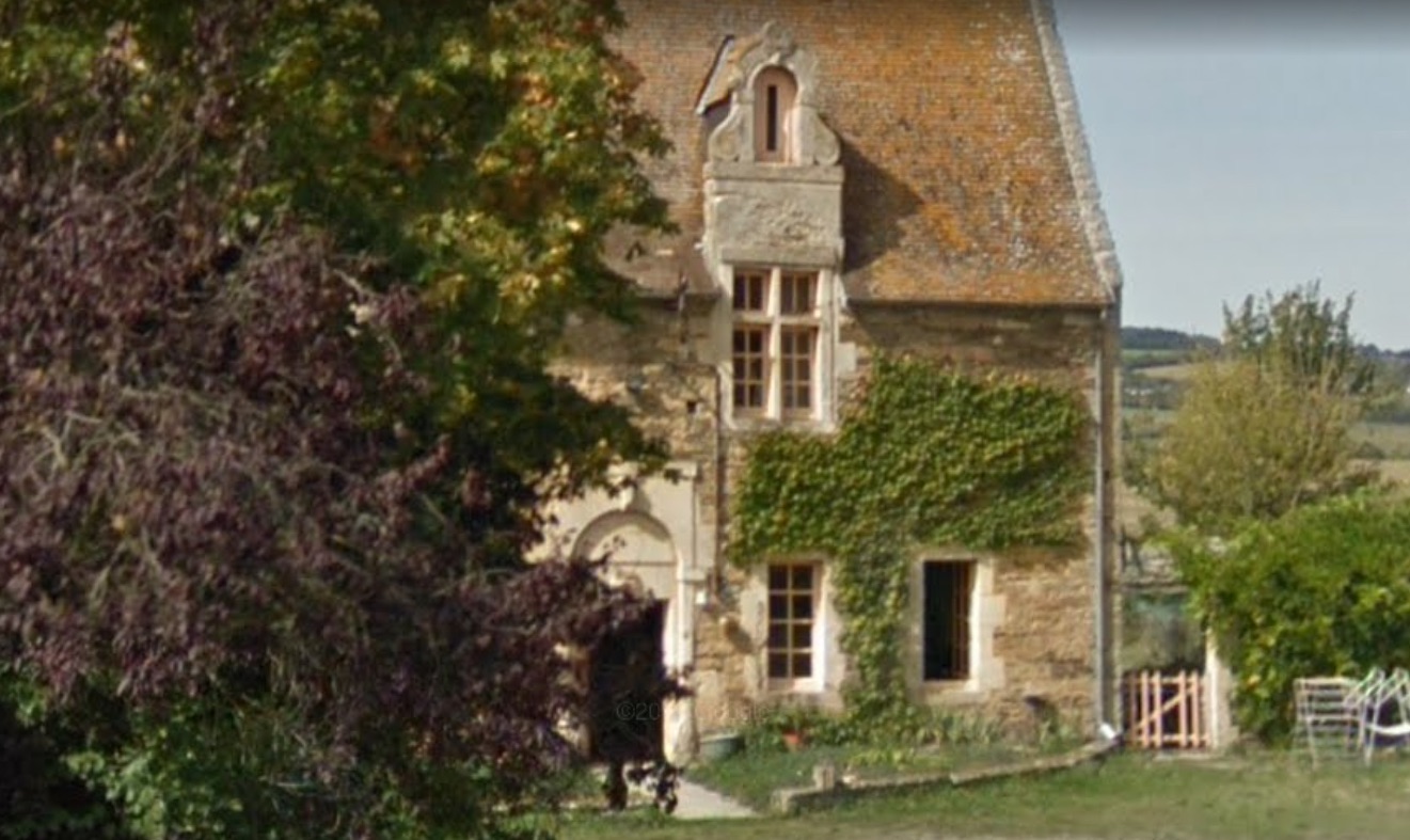 Calvados : à 23 et 32 ans, ils achètent un manoir du XVe siècle et commencent à le restaurer