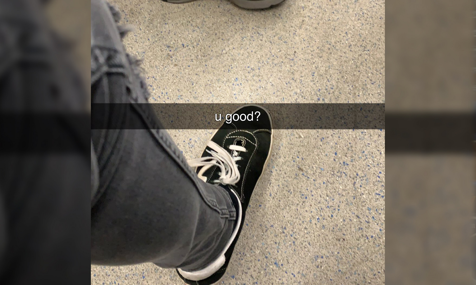 Une jeune femme seule dans un train, approchée par un homme étrange, reçoit de 2 adolescents un message AirDrop disant « ça va ? »