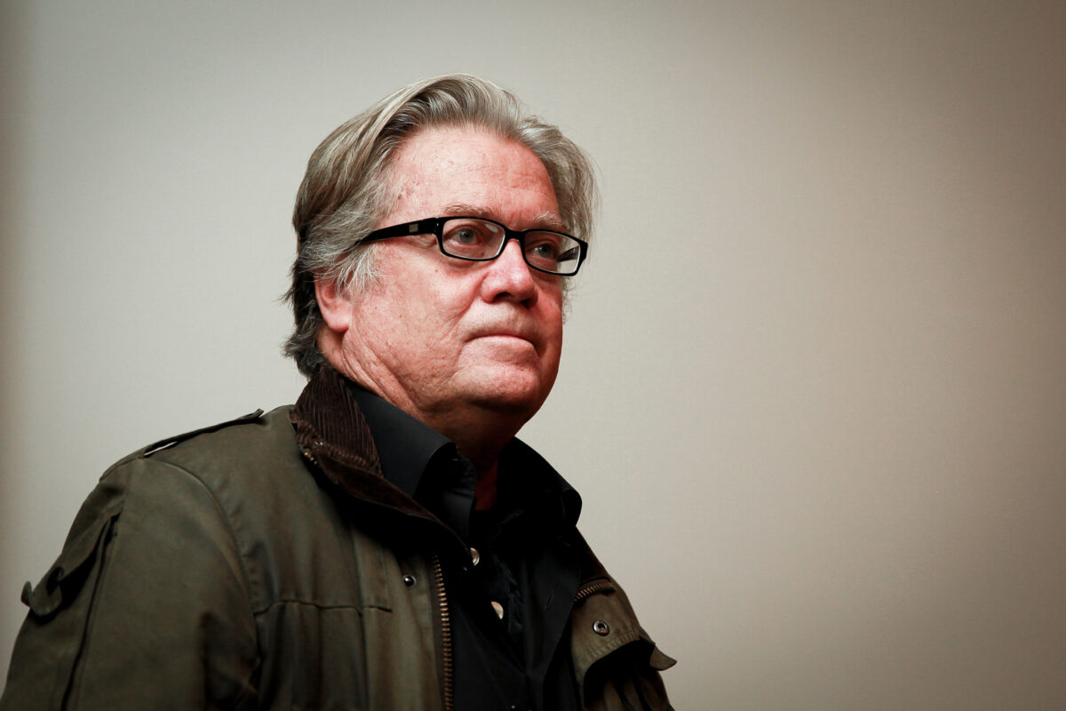 Steve Bannon de l&rsquo;émission indépendante « War Room » appelle les partisans de Trump à suspendre leurs dépenses : « Nous allons hiberner »