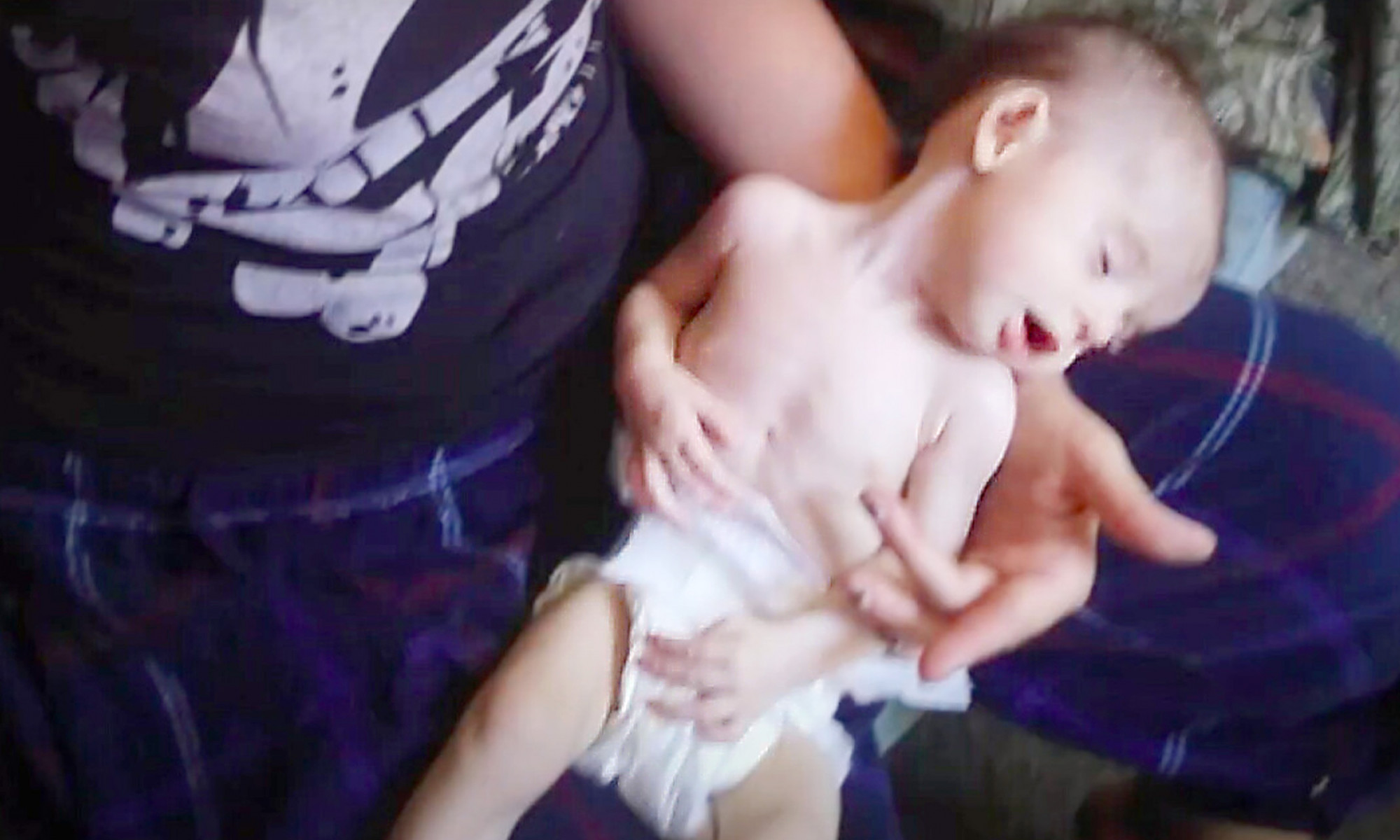 Sauvé par un policier, un bébé négligé vivant dans une caravane sale se transforme incroyablement avec sa nouvelle famille