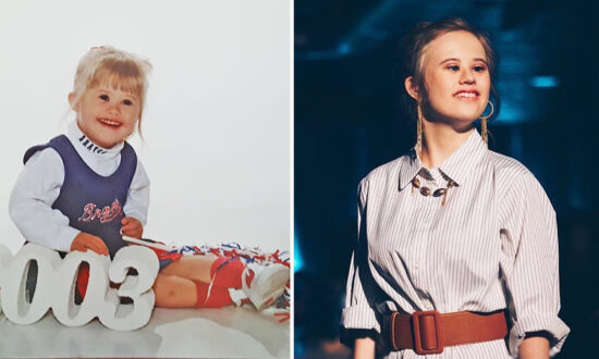 Une jeune fille trisomique, à qui on avait dit qu&rsquo;elle ne pourrait pas s’épanouir, surmonte les obstacles et aide les autres