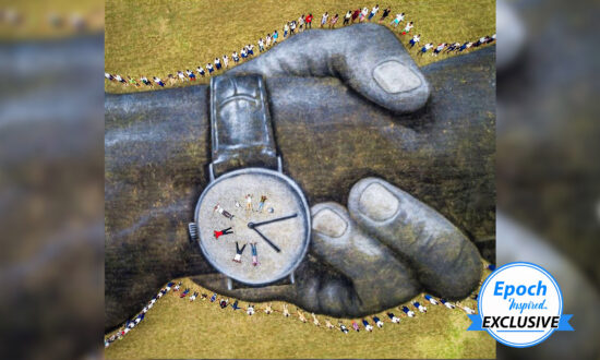 Un artiste peint la plus grande chaîne humaine au monde sur les 5 continents