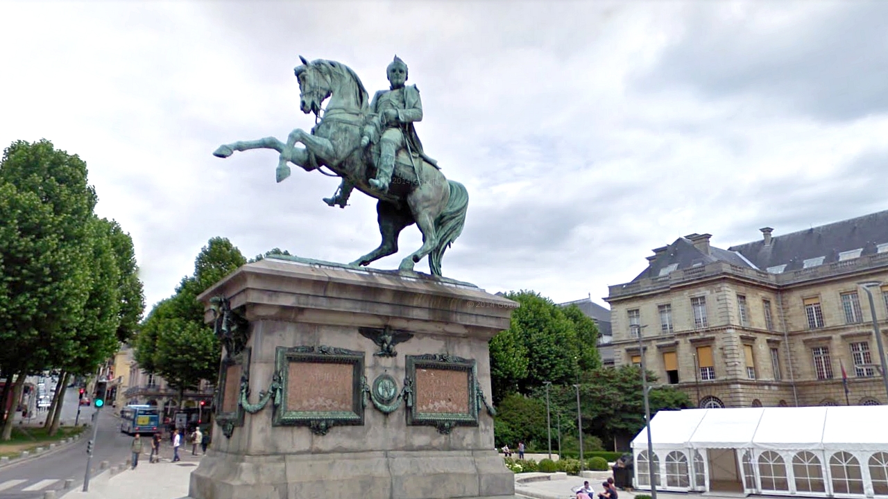Rouen : un coffre mystérieux découvert sous la statue de Napoléon (vidéo)