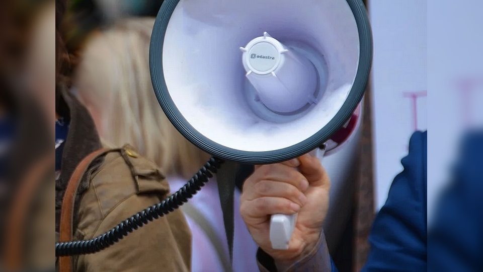 « Ça va être tout noir ! » : déguisé en gendarme, il annonce le couvre-feu chaque soir dans son village