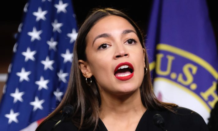 Alexandria Ocasio-Cortez se défend après avoir été accusée d&rsquo;avoir exagéré le « traumatisme » lors de la prise d&rsquo;assaut du Capitole