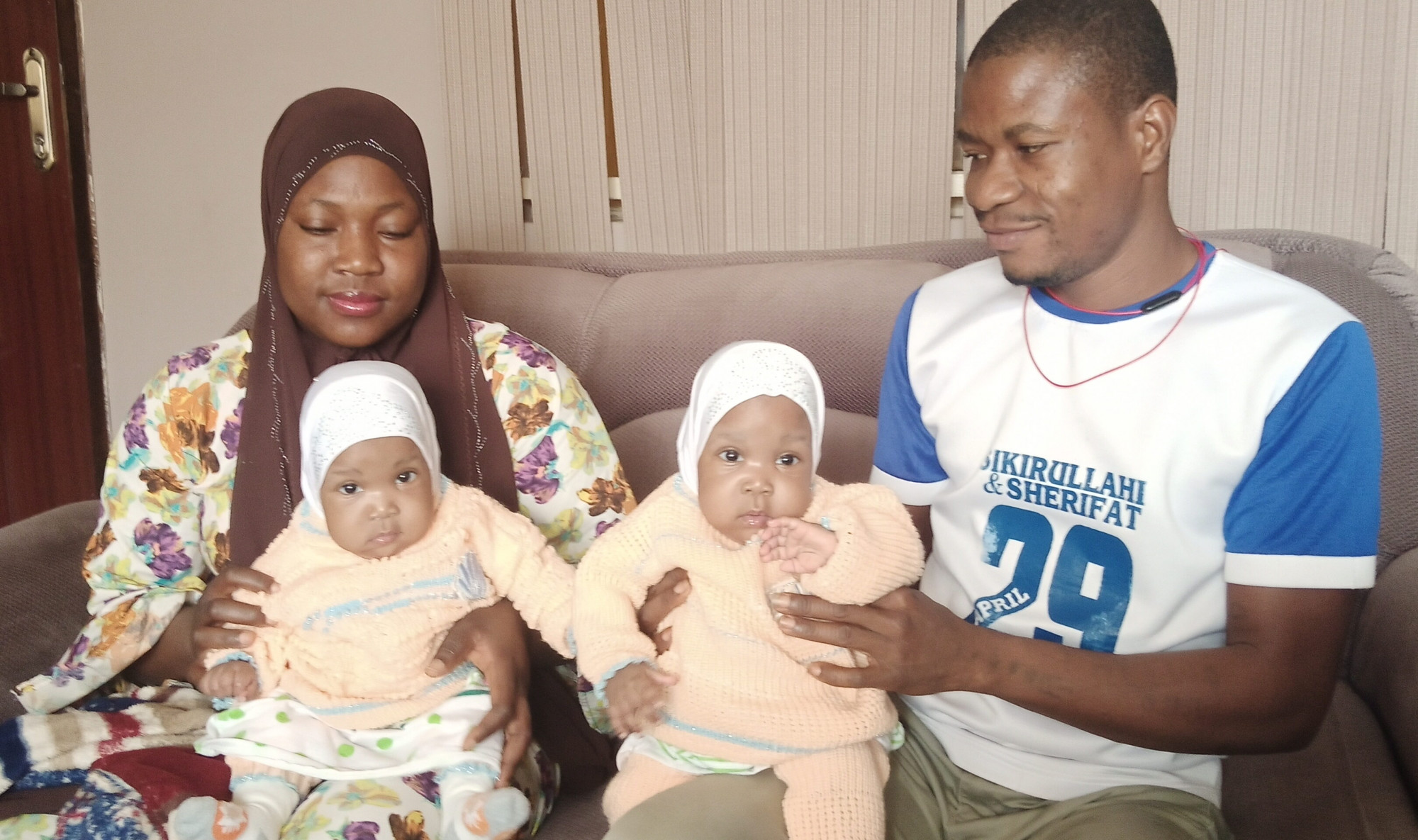 Après avoir séparé avec succès des jumelles siamoises, l’hôpital offre un travail aux deux parents