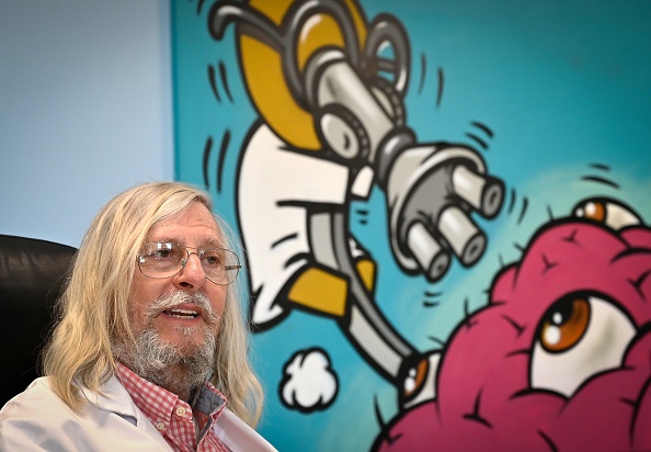 Didier Raoult « est un grand scientifique français », reconnaît Emmanuel Macron à Marseille