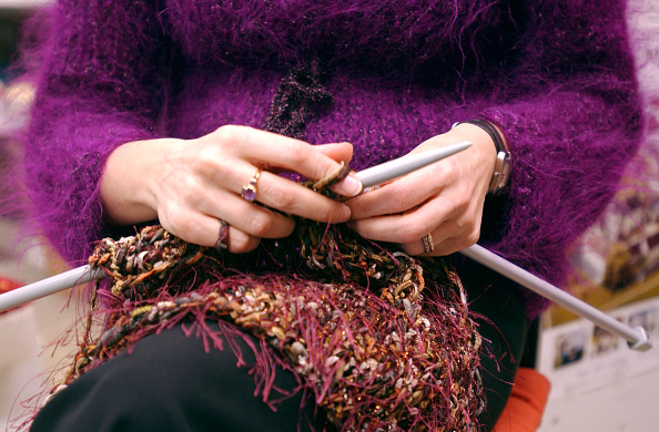 La SNCF distribue des pelotes de laine aux voyageurs pour qu’ils tricotent bonnets et écharpes aux sans-abri