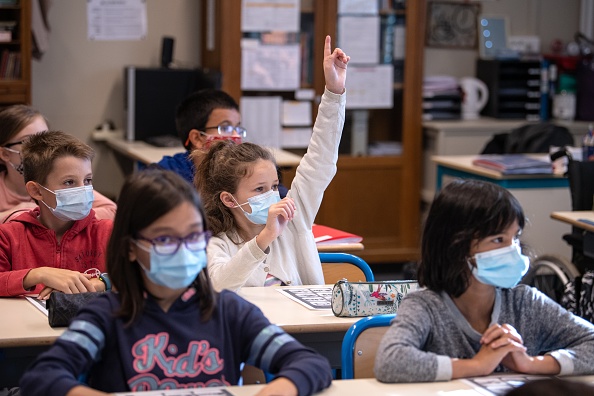 Covid-19 : protocole sanitaire assoupli dans les écoles, « irresponsable » pour les syndicats