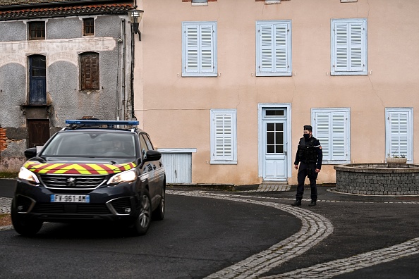 Langon : lors d’une opération, un gendarme trouve un chiot attaché à un arbre et l’adopte