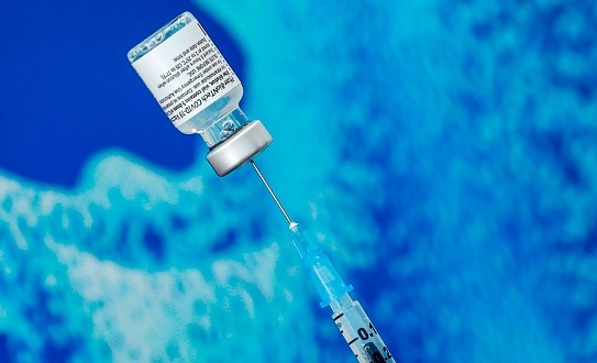 Coronavirus : un vaccin de Pfizer adapté à Omicron sera prêt en mars, annonce son PDG