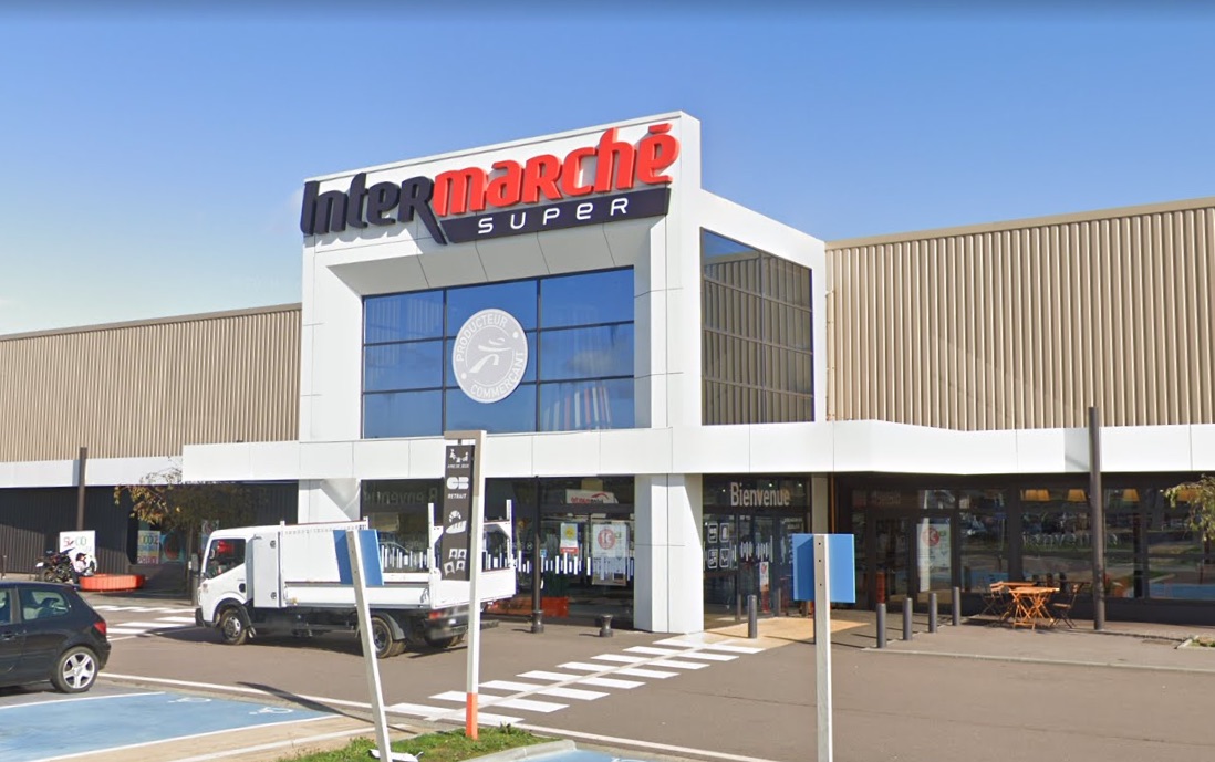 Eure : pourquoi les agriculteurs déversent du fumier devant les grandes surfaces