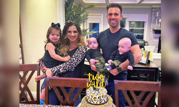 « Bébés miracles » : des jumeaux atteints d&rsquo;une maladie rare in utero sont maintenant en pleine croissance à la maison