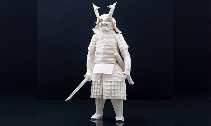 Un artiste d&rsquo;origami finlandais crée des guerriers samouraïs incroyablement détaillés à partir d&rsquo;une seule feuille de papier