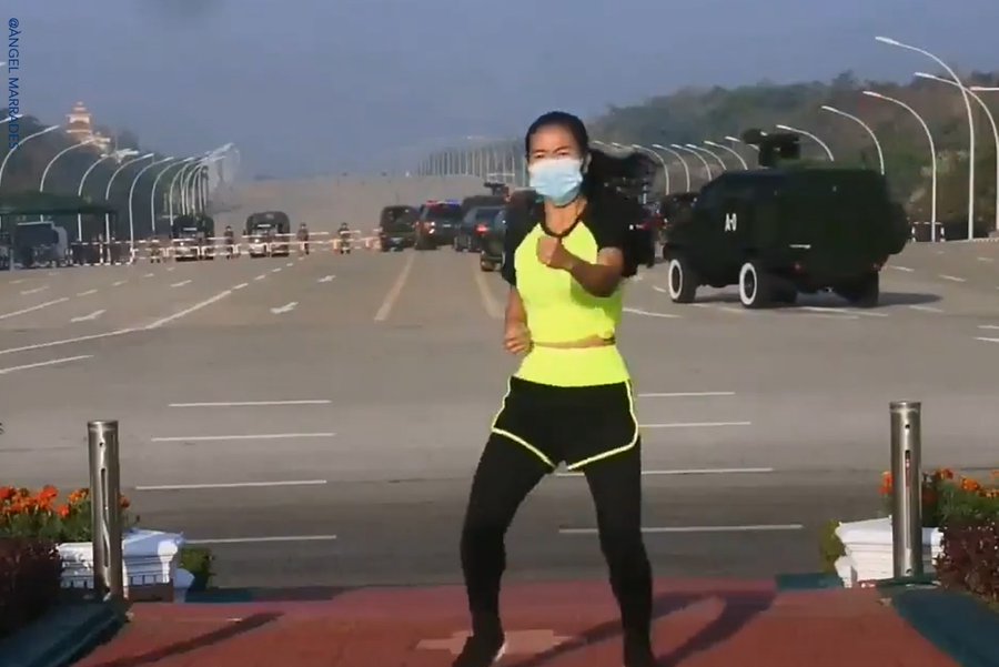 Birmanie: les blindés passent derrière elle, elle continue de danser