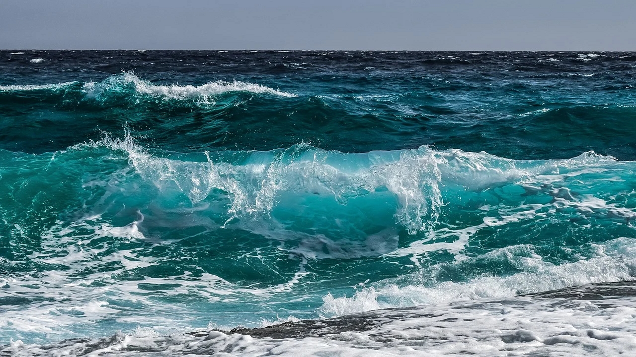Finistère : il prend en photo un visage dans les vagues en pleine tempête Justine