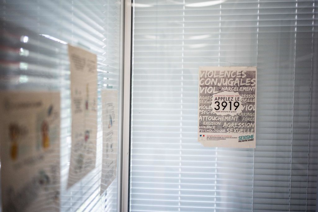 Violences conjugales : tout le monde devrait connaître ce signe de la main pour demander de l&rsquo;aide