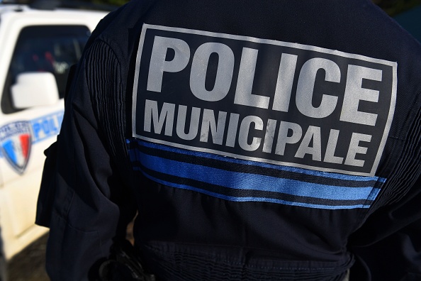 Montpellier : des policiers municipaux sauvent un chiot laissé dans une voiture en plein soleil