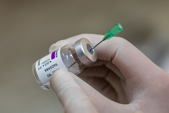 Loire : suspendue pour défaut de vaccin, une infirmière reçoit une médaille du travail
