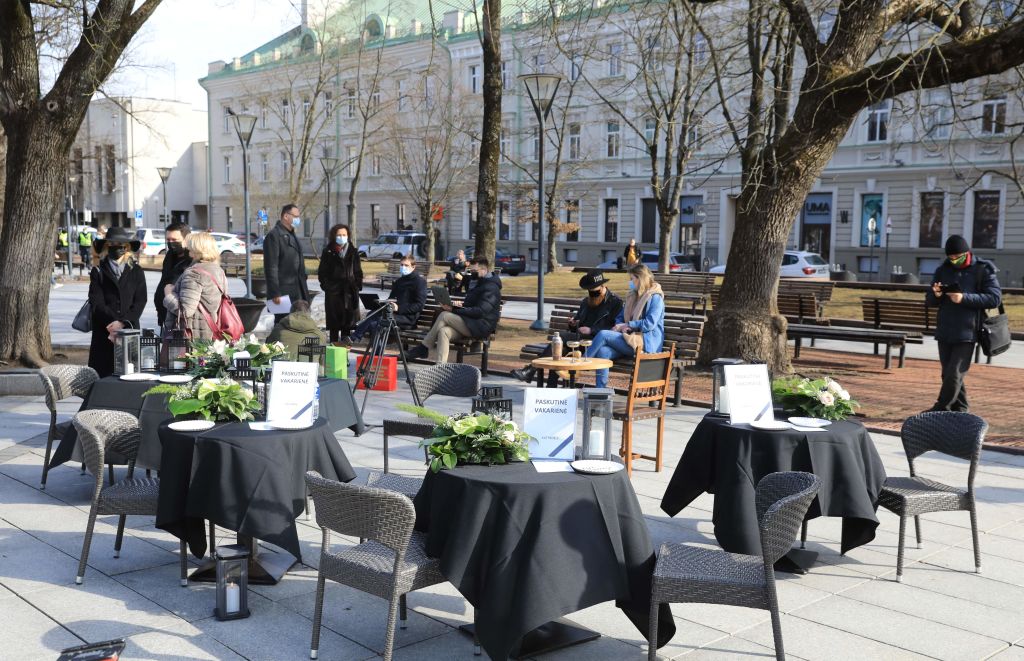 Covid : des chercheurs créent un « masque nasal » pour manger et boire pendant les repas