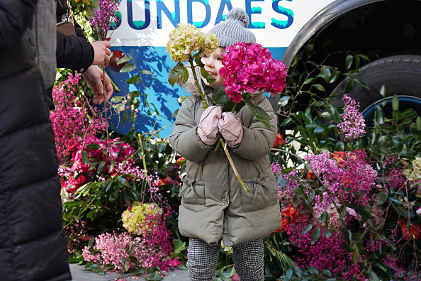 Normandie : à bord de son « flower truck », Marion vend et livre des fleurs