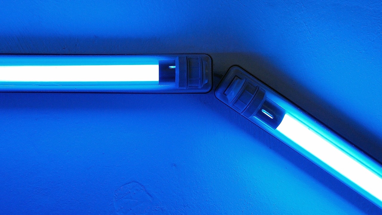 Covid-19 : une lampe qui purifie l’air et tue les virus, une invention made in Bretagne