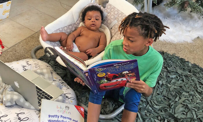 Un moniteur pour bébé filme le moment émouvant où un garçon de 10 ans se réveille à 3 heures du matin pour réconforter son petit frère