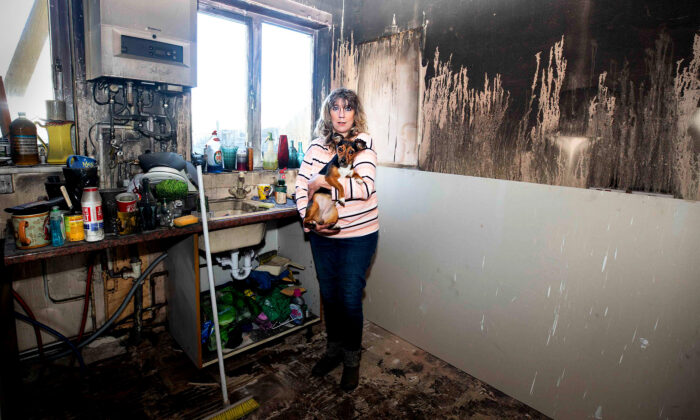 Un jeune jack russell sauve la vie de sa propriétaire en l&rsquo;avertissant d&rsquo;un incendie dans sa maison quelques minutes avant que les flammes ne provoquent une explosion