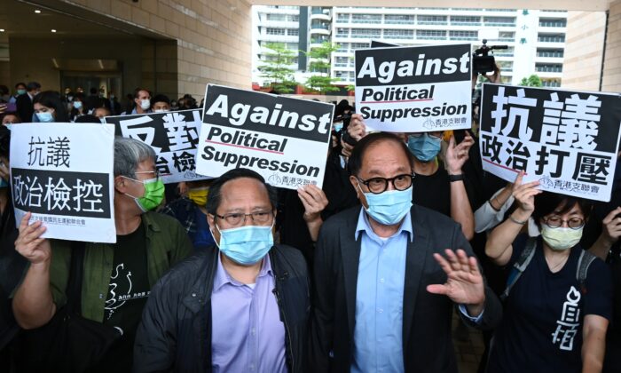 Le tribunal de Hong Kong condamne des militants pro-démocratie à des peines de prison, suscitant des critiques internationales