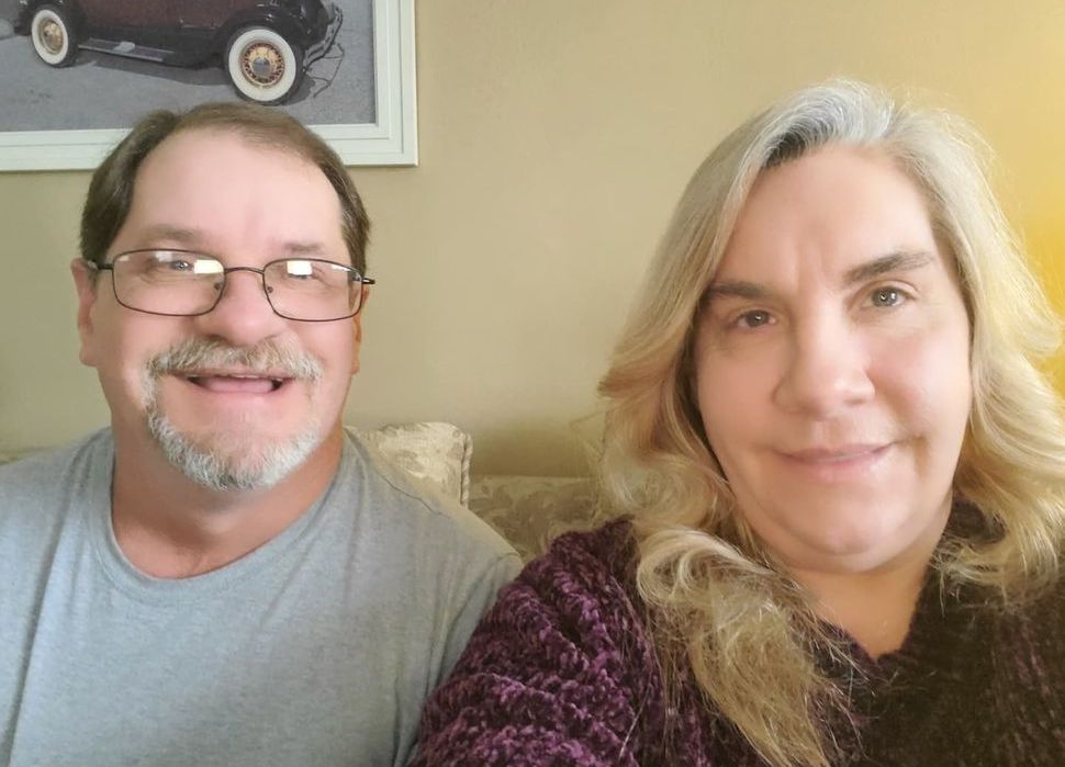 Des jumeaux adoptés séparément à la naissance se retrouvent près de 50 ans plus tard à sept pâtés de maisons l&rsquo;un de l&rsquo;autre