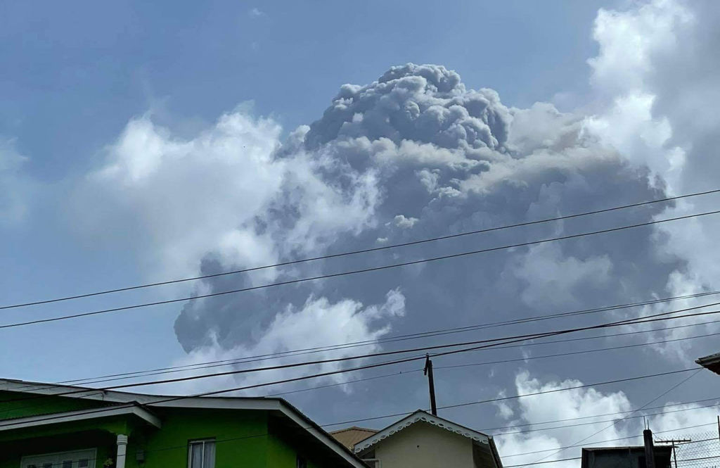 Petites Antilles : le volcan de Saint-Vincent, la Soufrière, est entré en éruption