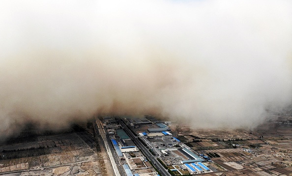 Vidéo – Une immense tempête de sable « avale » une ville en Chine
