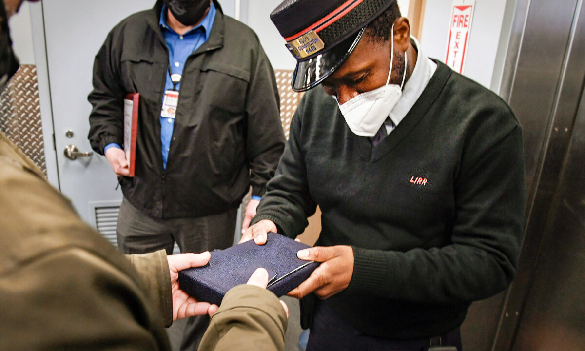 Le conducteur d&rsquo;un train new-yorkais trouve des bagues d&rsquo;une valeur équivalente à 88.000 euros, laissées dans son train, et les rend au passager
