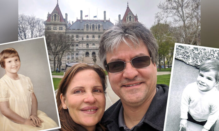 Un frère et une sœur adoptés il y a longtemps se retrouvent après des décennies de séparation, et découvrent qu&rsquo;ils vivaient des « vies parallèles »