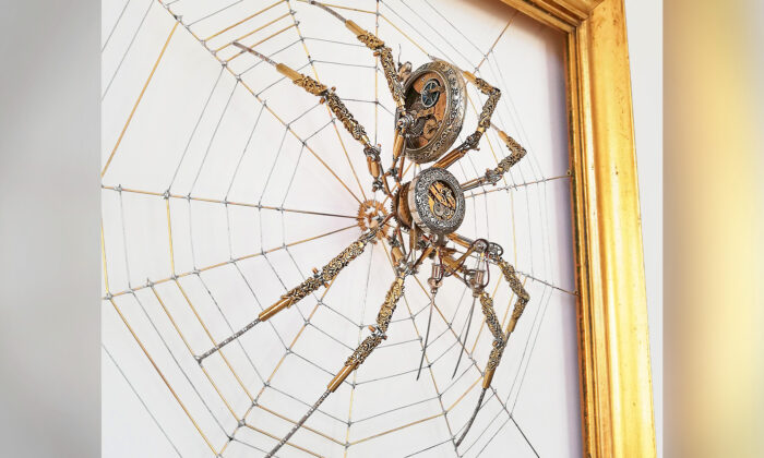 Un artiste hongrois récupère des pièces de montres de poche pour en faire une araignée steampunk, qui vient s&rsquo;ajouter à sa « ménagerie métallique »